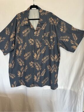 Big and tall Relaxed V-Neck Short Sleeve Top in Charcoal with Beige Leaf Print